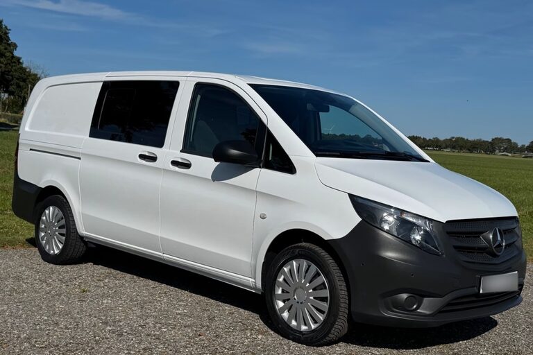 Weißer Transporter steht abholbereit auf dem Hof des Autoankaufs
