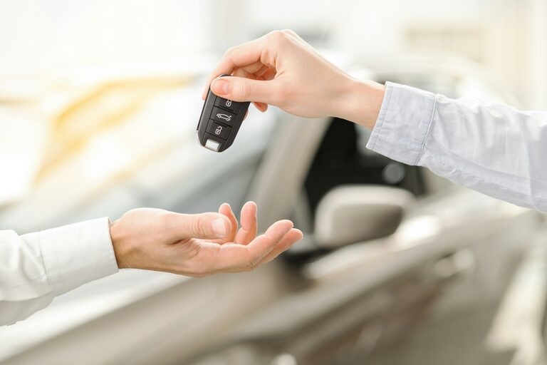 Fahrzeugschlüssel wird nach dem Ankauf an den Käufer übergeben