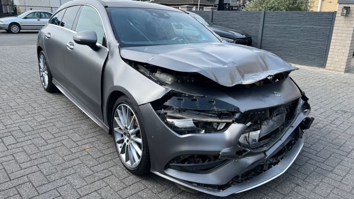 Kombi mit zerstörter Front nach einem Unfall – Unfallwagen Ankauf in Bochum