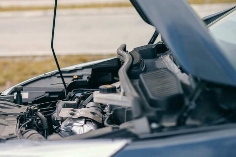 Blick in den Motorraum eines Autos bei geöffneter Motorhaube