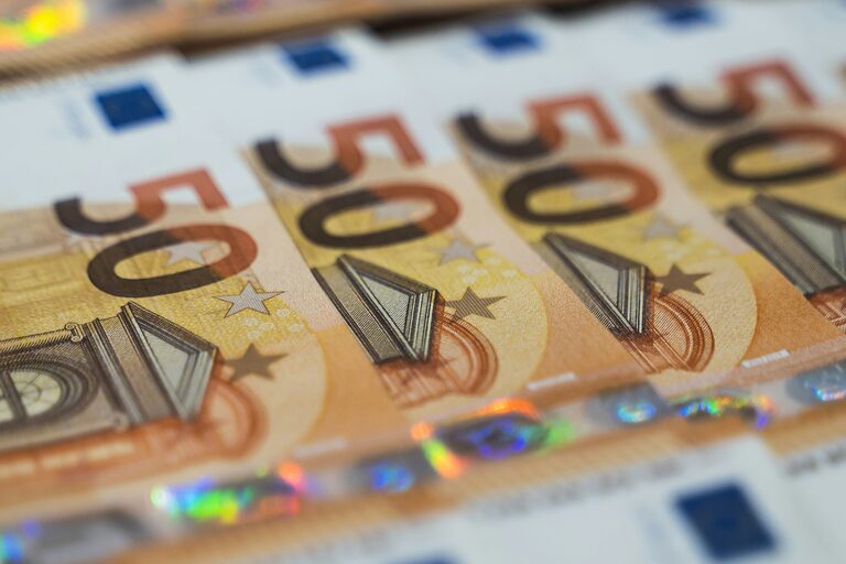 Gefächerte 50-Euro-Scheine – die Auszahlung übersteigt oft den Wert einer teuren Motorreparatur