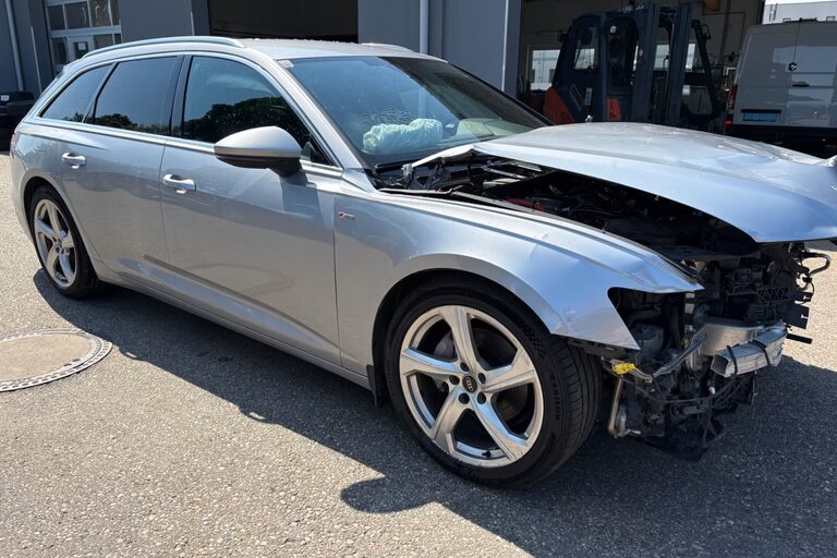 Kombi mit schwerem Frontschaden: eingedrückte Motorhaube und zerstörter Scheinwerfer