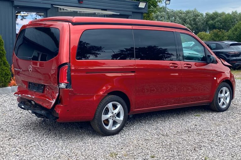 Roter Van mit eingedrücktem Heck und abgerissener Stoßstange