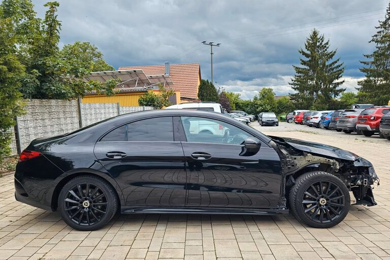 Schwarze Limousine mit Totalschaden: die komplette rechte Fahrzeugfront fehlt